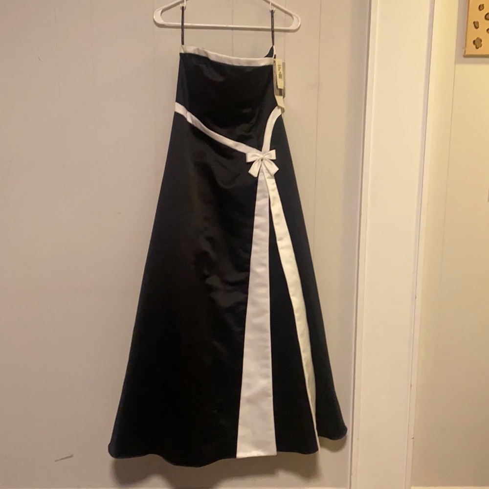 NWT Scott  McClintock gown. Size 8 petite.